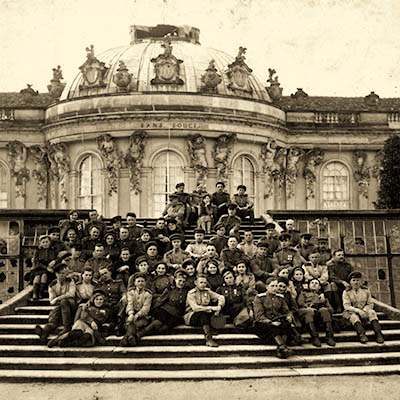 Красноармейцы во дворце Сан-Суси