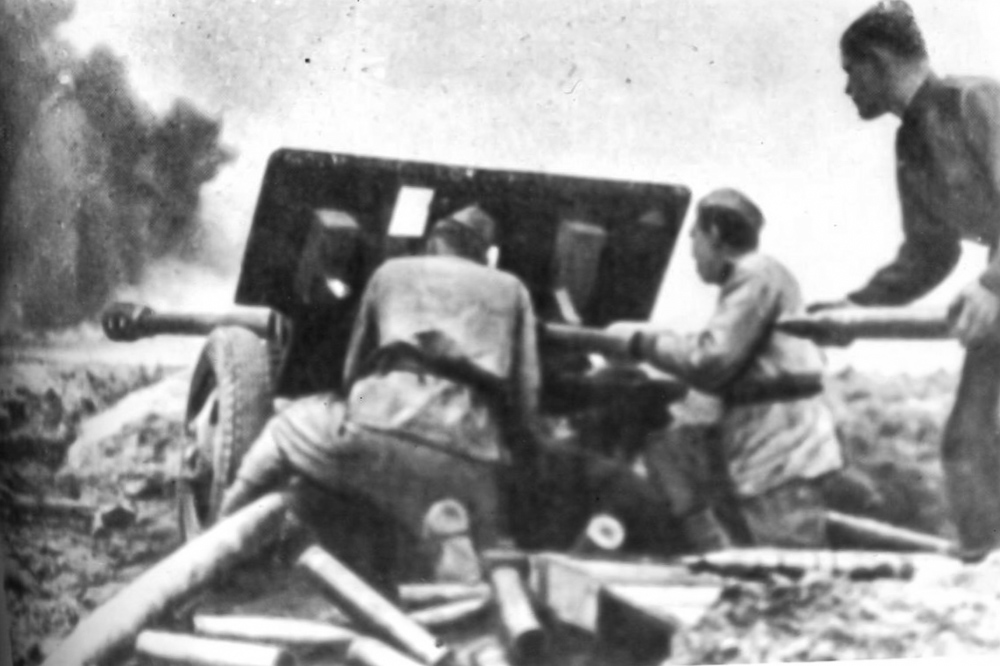 С-т Шульгин и его расчет отражают танковую атаку противника на р. Одер. Фото апрель 1945 г. (из архива Навлинского музея партизанской славы)