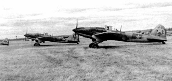 Штурмовики Ил-2 из 217-го ШАП, входившего в состав 1-й резервной авиагруппы, перед боевым вылетом. Брянский фронт, август 1941 г.