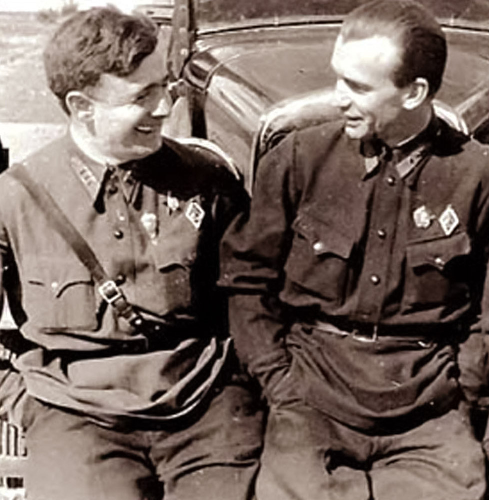 Первые советские парашютисты капитан Яков Мошковский и комбриг Леонид Минов