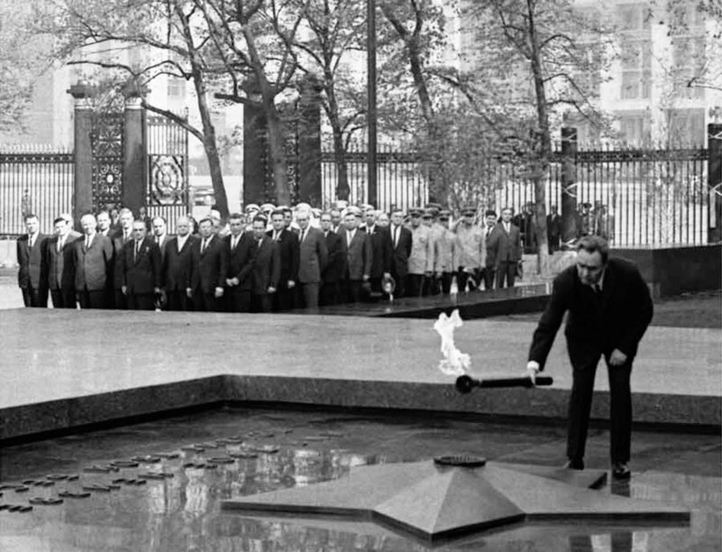 Л. Брежнев, зажигает Вечный огонь на «Могиле Неизвестного солдата»