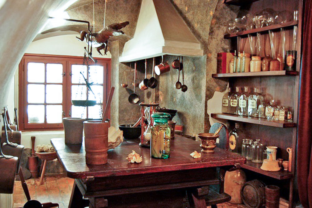Так выглядела средневековая аптека в Европе. Музей фармакологии в Кракове