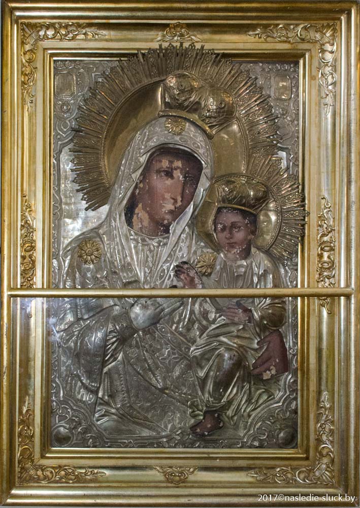 Храм украшает большая старинная икона Казанской Божией Матери