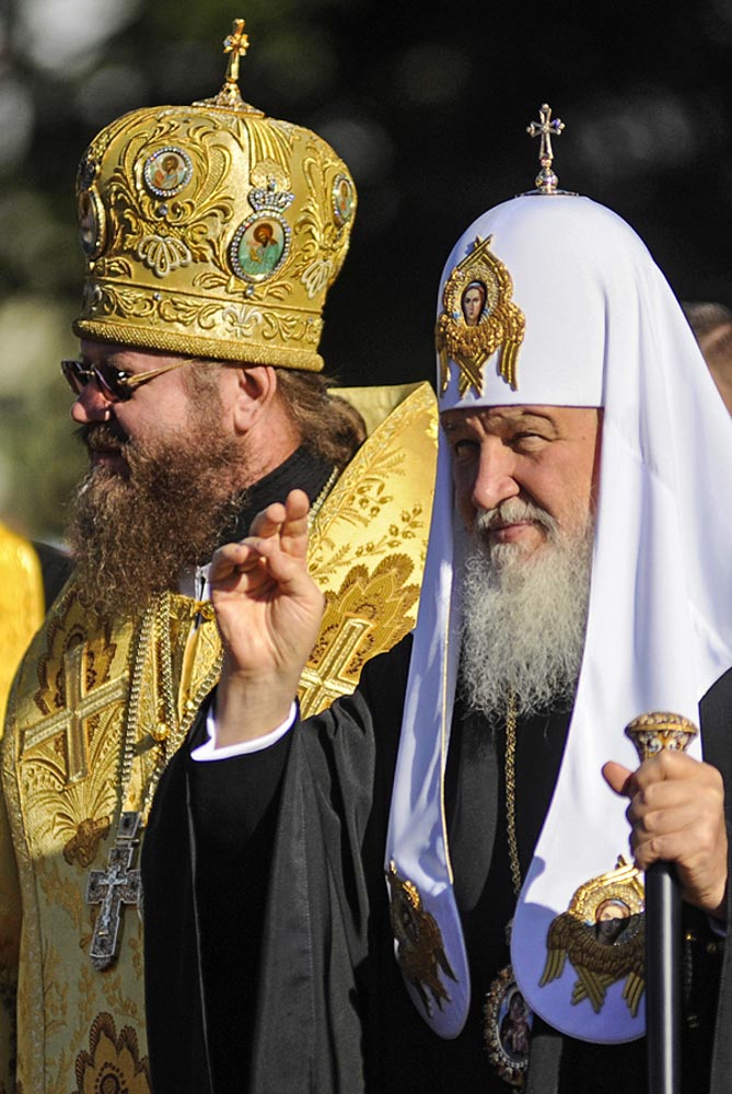 Святейший Патриарх Московский и всея Руси Кирилл и епископ Слуцкий и Солигорский Антоний явно используют двуперстие