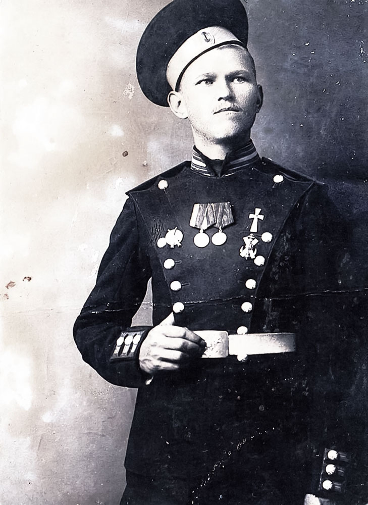 Солдат Кексгольмского лейб-гвардии полка. На обороте фотографии написано «Сливинъ Николай Арсентьевичъ»