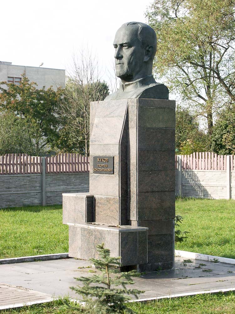 Памятник Г.К.Жукову на ул. Жукова. Позже перенесён в 1-й военный городок. Фото И.Титковского