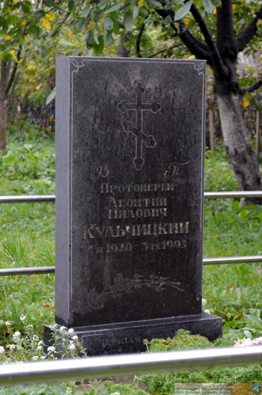 Могила Леонтия Кульчицкого во дворе Слуцкого Свято-Михайловского собора
