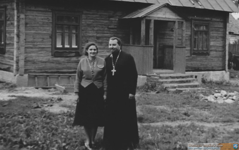 Супруги Кульчицкие возле дома в Слуцке