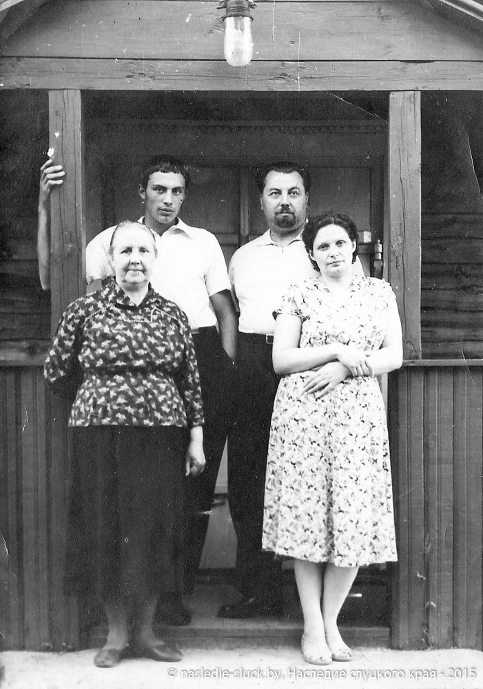 Леонтий Кульчицкий (справа) с родными