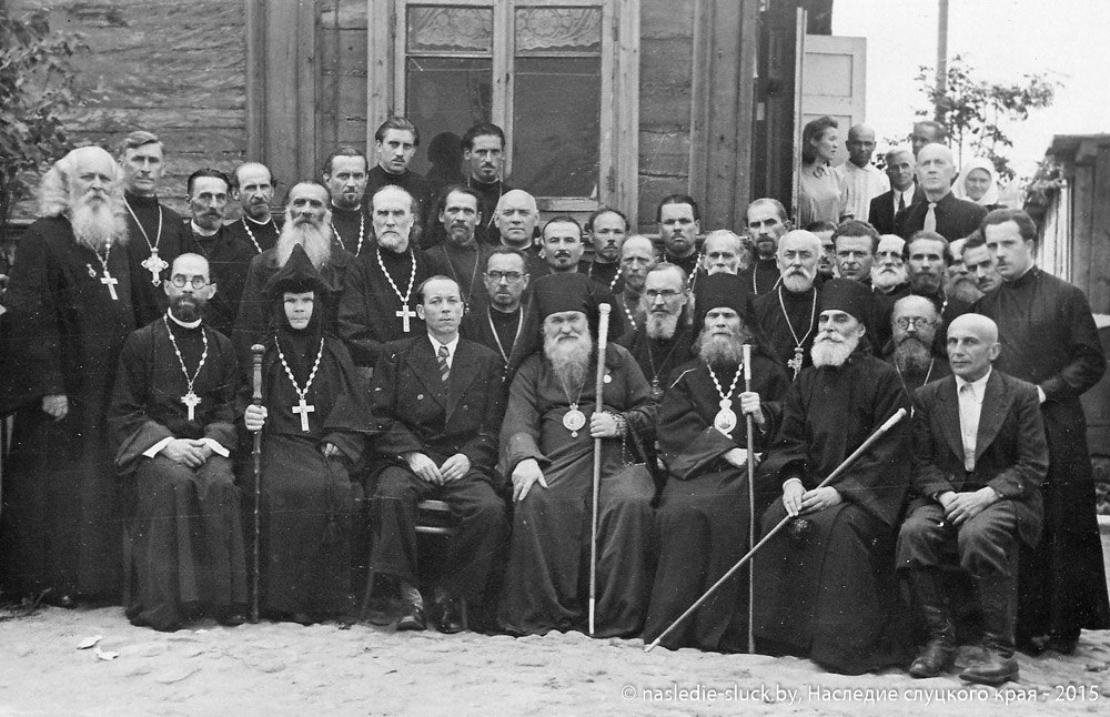 Групповая фотография священников с архиепископом Минским и Белорусским Питиримом (Свиридовым) в центре