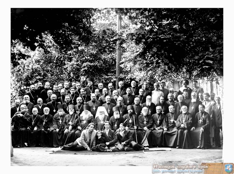 Леонтий Кульчицкий (во 2 ряду шестой справа) на памятной фотографии собрания священнослужителей в Жировичском монастыре. Митрополит Питирим (Свиридов) - в центре.