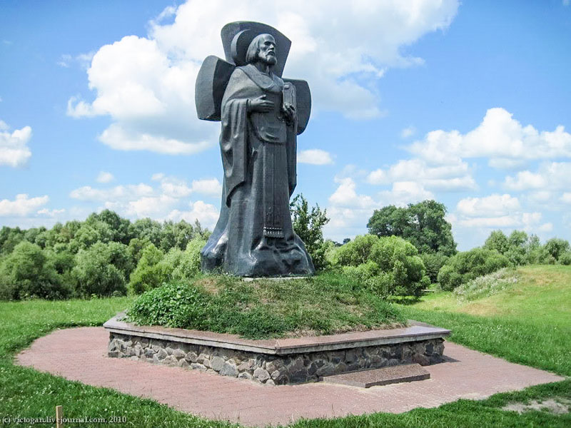 Памятник Кириллу Туровскому