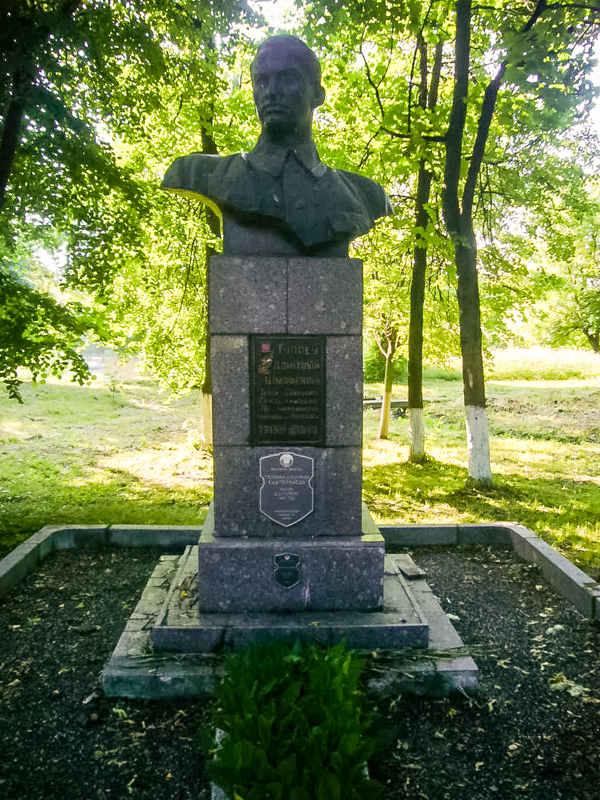Памятник Герою Советского Союза Д.Т.Гуляеву в Старобине Солигорского района