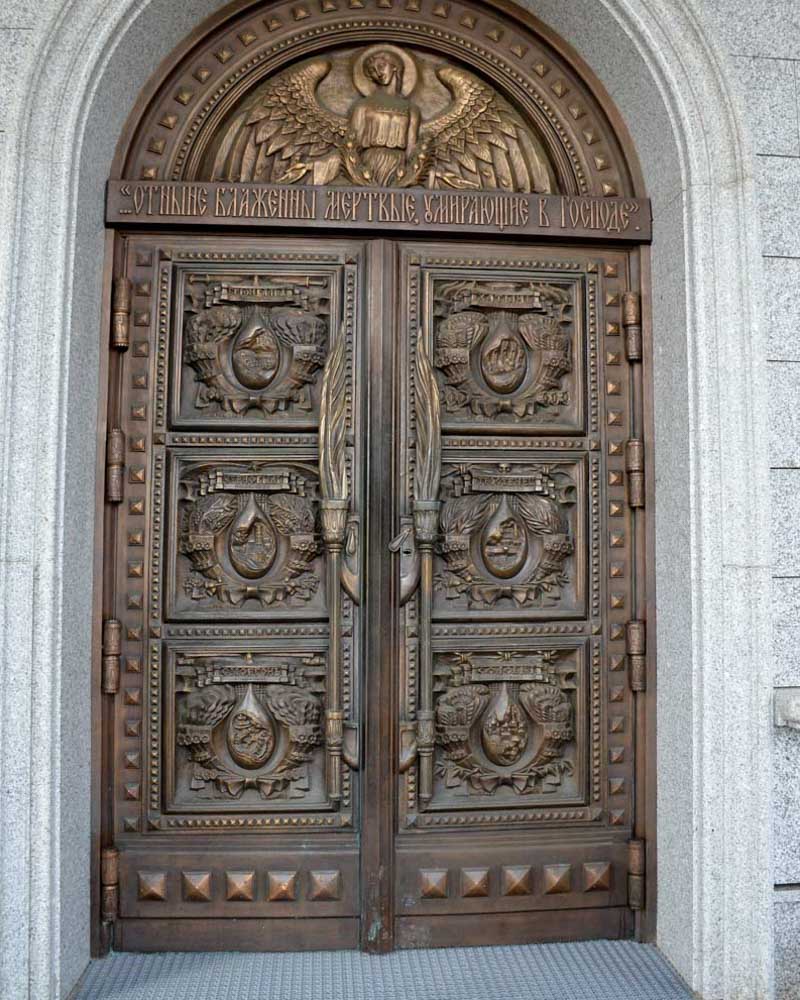 Двери в крипту храма