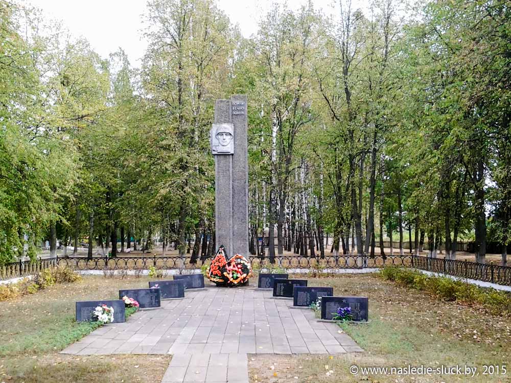 Памятник воинам-землякам д. Повстынь (около клуба) 