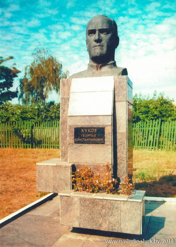 Памятник Маршалу Советского Союза Георгию Константиновичу Жукову, установленный в 1991 году на ул. Жукова. Фото М.Астапович. 2004