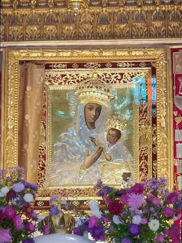Икона Пресвятой Девы Марии с занавесками, которые были произведены в Слуцке, в костёле Будслава 