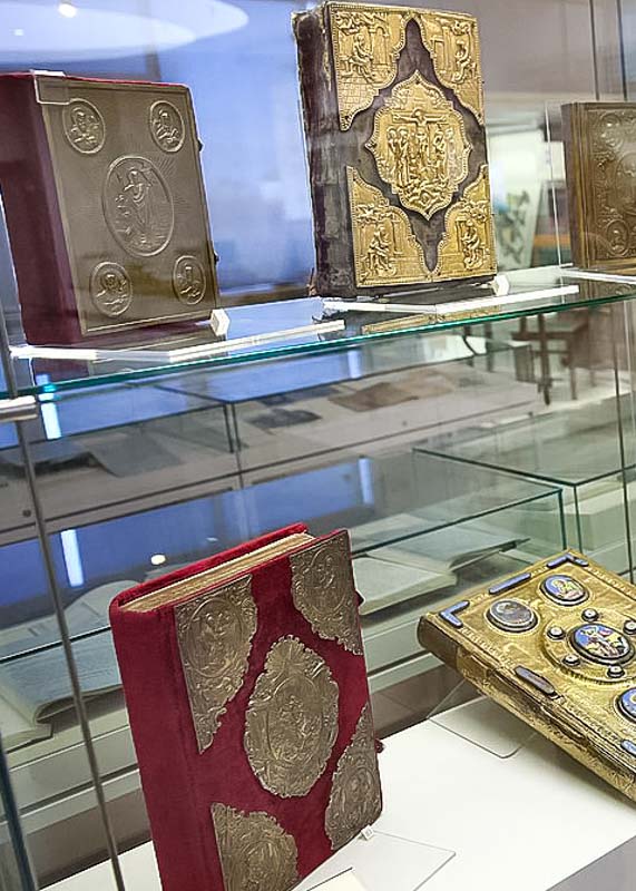 Выставка церковных книг XV века в Музее книги Национальной библиотеки Беларуси. Фото www.kp.by
