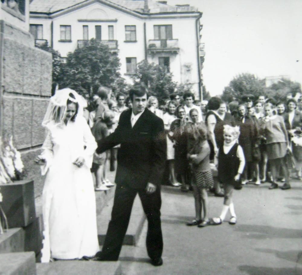 1972 г. возложение цветов к памятнику Ленину после торжественной регистрации брака; фото из архива Людмилы Новик
