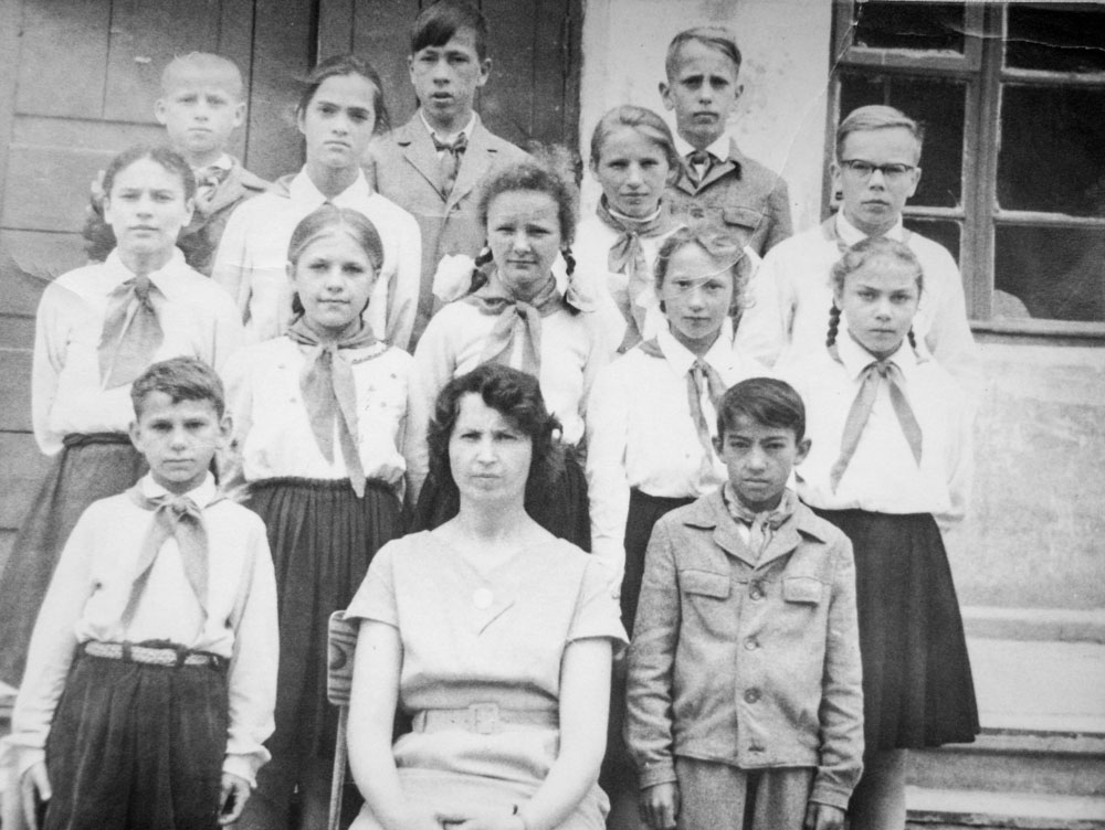 СШ №9, 1963 г., 5-Б класс с преподавателем английского языка Шкирич Р.С.; фото из архива Людмилы Новик