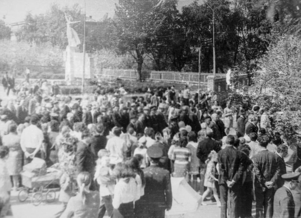 На митинге напротив кинотеатра «Центральный»; фото из архива Людмилы Новик