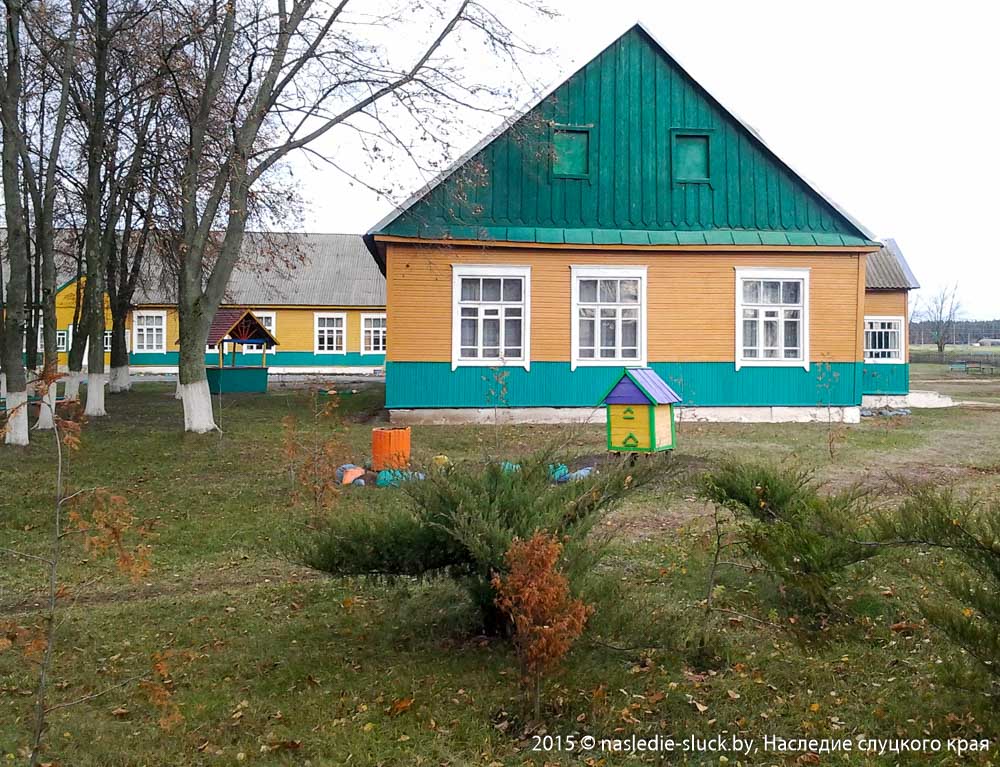 Это крыло Омговичской школы сделано из брёвен от разобраной церкви. Фото В.Бойко