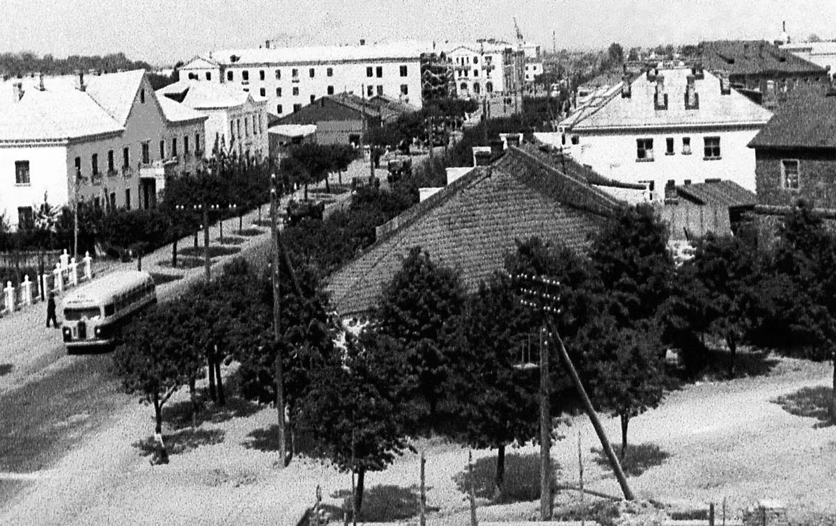 Рог вуліц Пралетарскай і Садовай. На першым плане будынак, дзе размяшчалася цэнтральная аптэка. 1950-я гг.