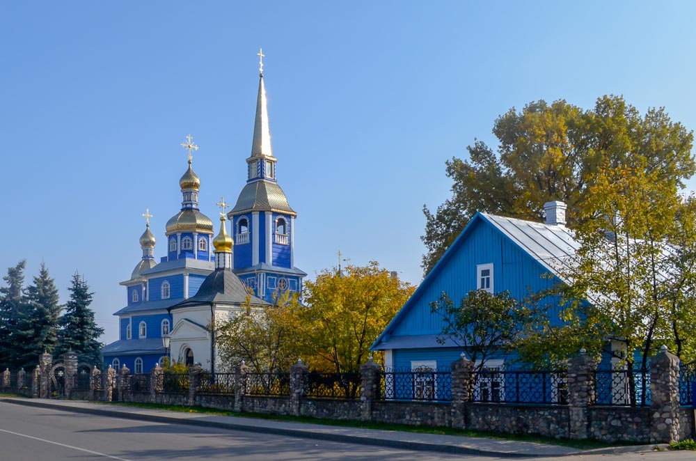 Церковь Архангела Михаила и дом священника. 2013 г. фото - В.Хворов