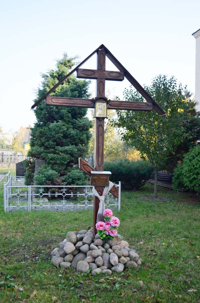 Поклонный крест на территории храма Архангела Михаила. 2013 г. фото - В.Хворов
