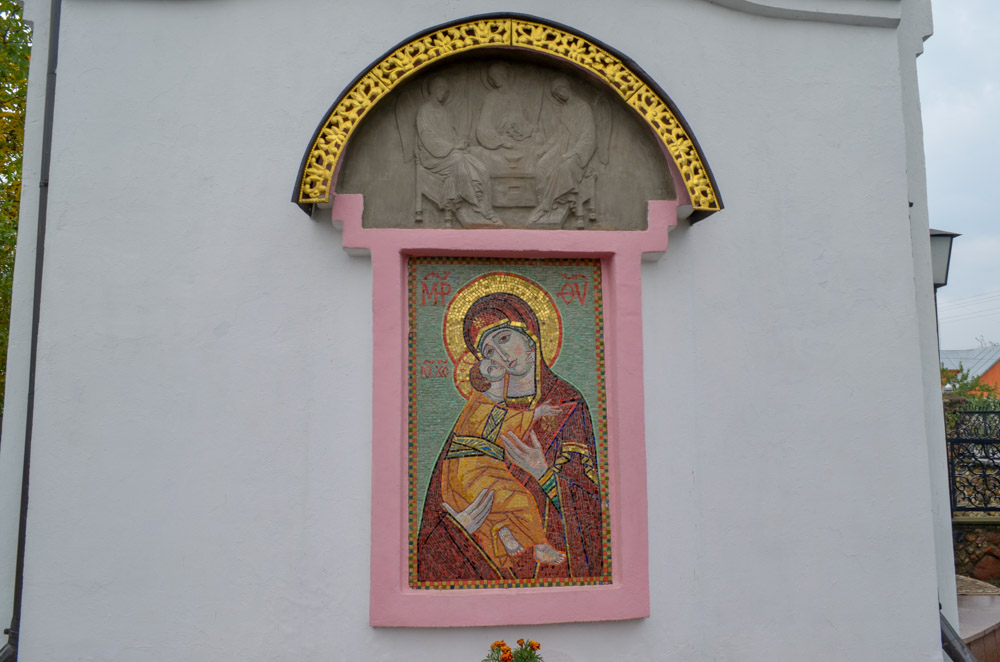 Мозаичное изображение Богоматери Владимирской, над ней – рельефное изображение Святой Троицы на стене часовни. 2012 г. Фото В.Хворов
