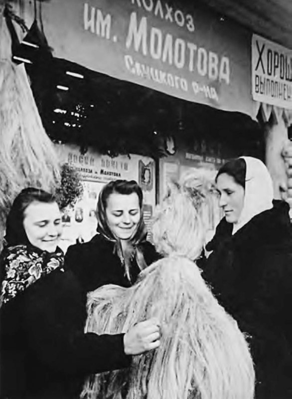 Звеньевая (Корженевская) Анастасия Павловна Саванович (справа) демонстрирует льноволокно на районной сельскохозяйственной выставке. 1953 г.