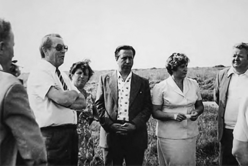 Первый секретарь ЦК КПБ Петр Миронович Машеров (слева) на полях колхоза «Ленинский путь». 1980 г.