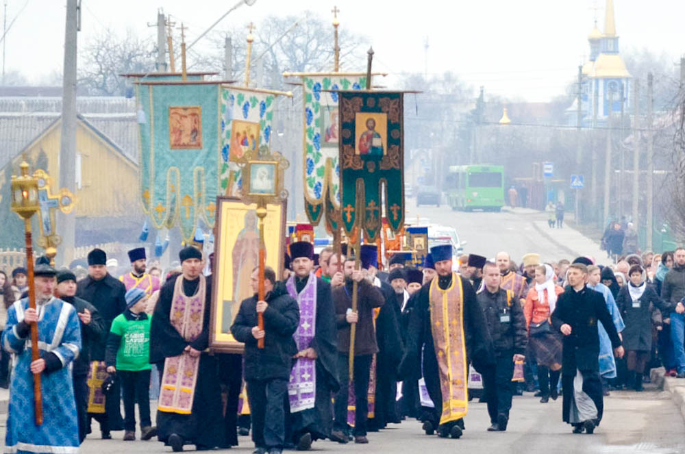 Церковные хоругви на крестном ходе в Слуцке. Фото - В.Хворов