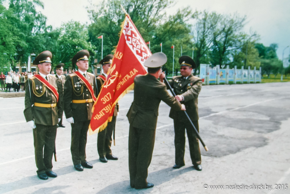 Командир части подполковник Даньков Сергей Викторович получает Боевое Знамя нового образца