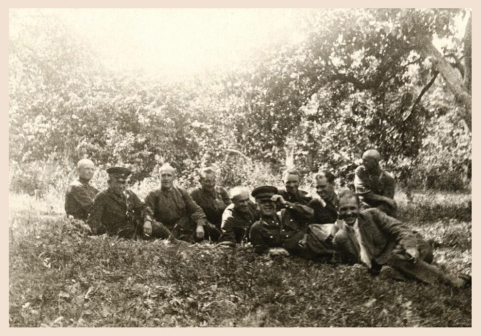 Г. К. Жуков с командным составом на привале после учений. 1935 г.