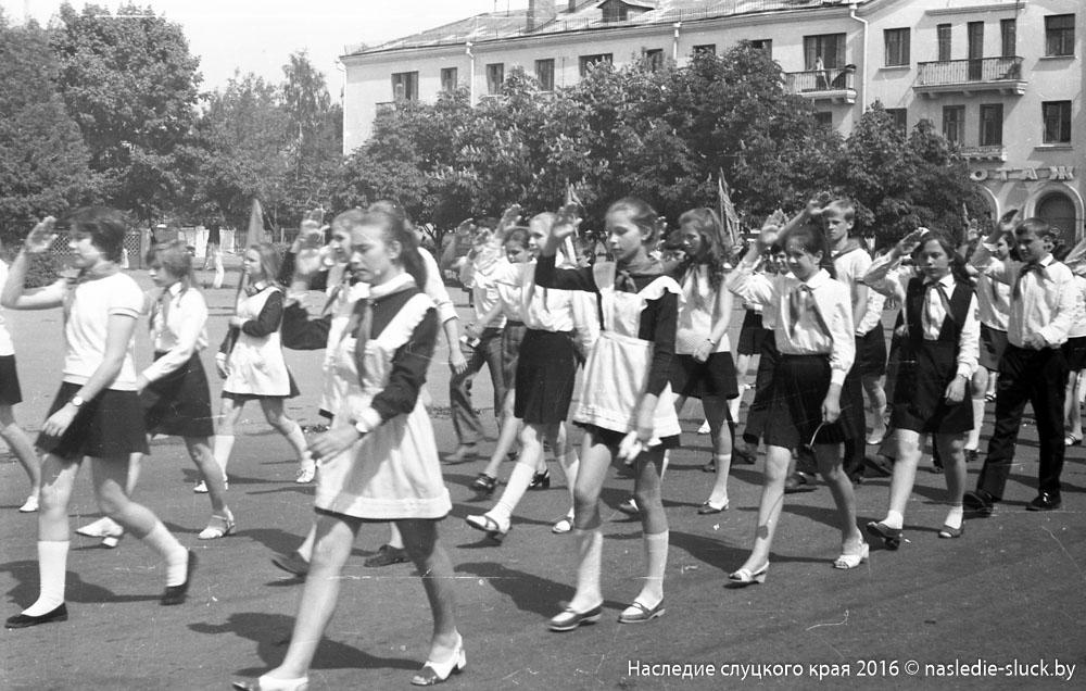 19 май ссср. Скачаткатинку пионеры маршируют. Мальчишки довоенного времени поют маршируя. Ваза стекло пионеры маршируют СССР купить.