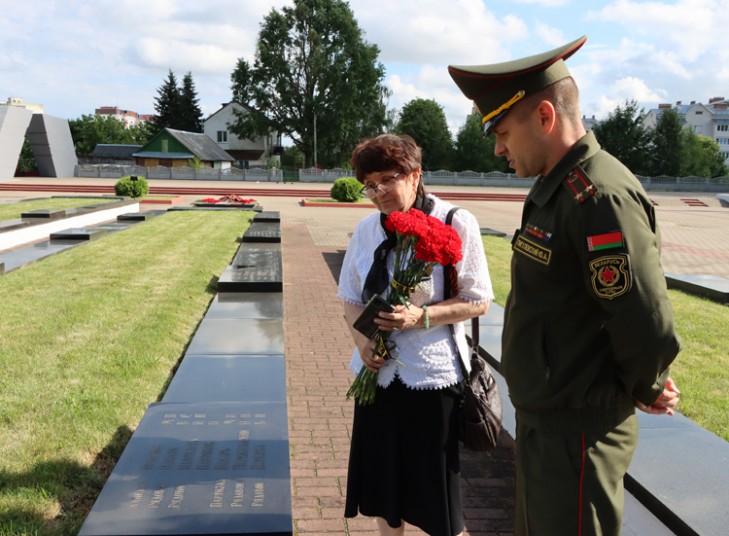 Жительница Москвы приехала почтить память погибшего в Слуцке родственника