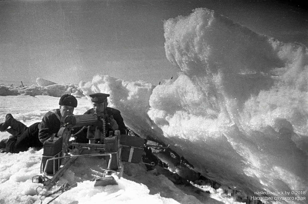 Морские пехотинцы Балтийского флота в засаде в ледяных торосах. Финский залив. 10 декабря 1942 г.