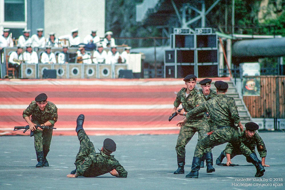 Матросы 55-й дивизии морской пехоты демонстрируют приёмы рукопашного боя. Владивосток. 1 сентября 1990 года
