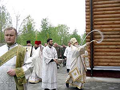 В воскресенье 14 мая 2006 года Патриарший Экзарх освятил храм святого благоверного Александра Невского. Из архива Курьер-Инфо