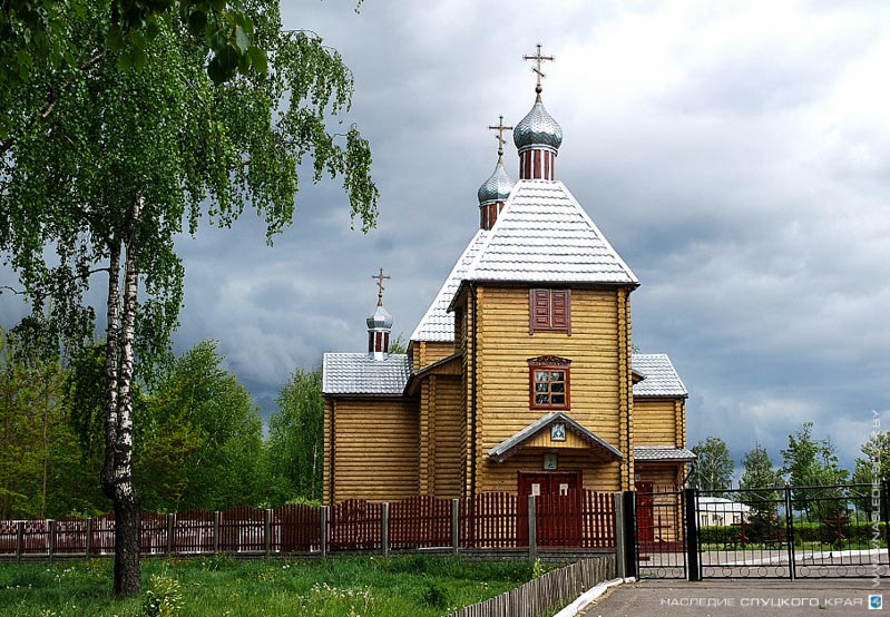 Купола на церкви святого благоверного князя Александра Невского чем-то похожи на те, что были изначально на часовне св. Варвары