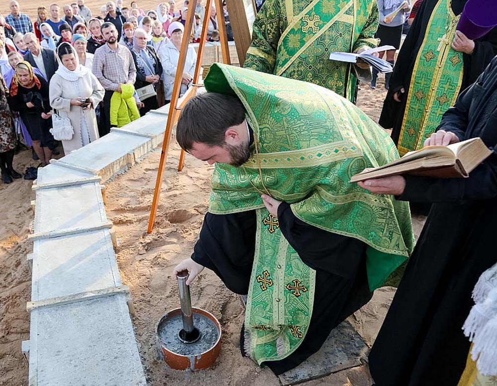 2 октября 2016 года, по благословению епископа Слуцкого и Солигорского Антония состоялся чин освящения закладного камня и памятной грамоты в основание храма-памятника