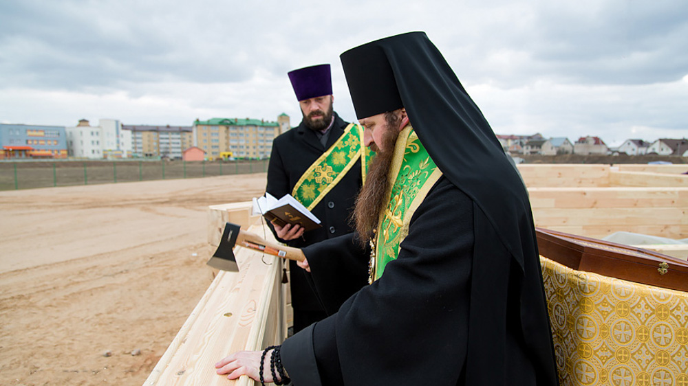 26 марта 2017 года, епископ Слуцкий и Солигорский Антоний возглавил чин молебного пения на начало возведения стен храма преподобного Паисия Святогорца