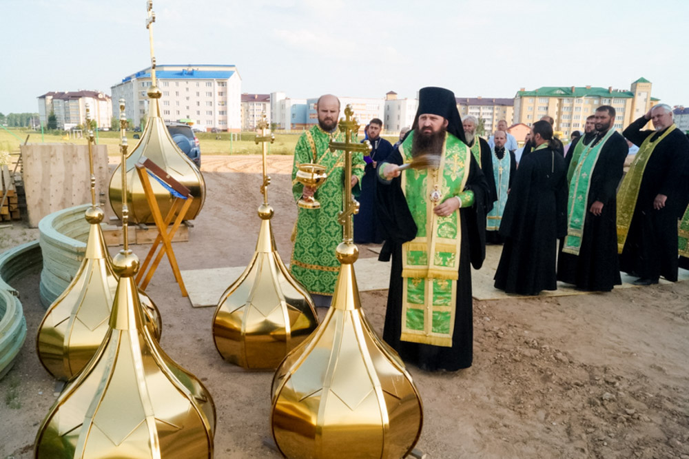 16 августа 2017 года епископ Слуцкий и Солигорский Антоний совершил освящение куполов и накупольных крестов для строящегося храма
