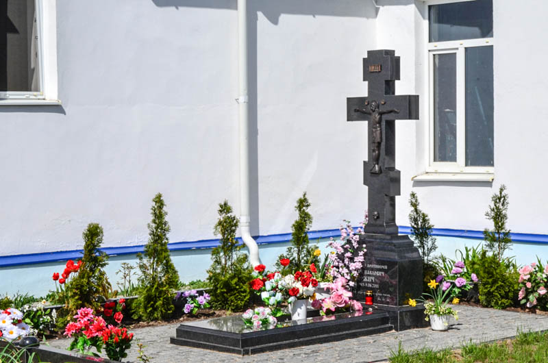 Могила Николая Коржича у стен храма. Фото Владимир Хворов, май 2013