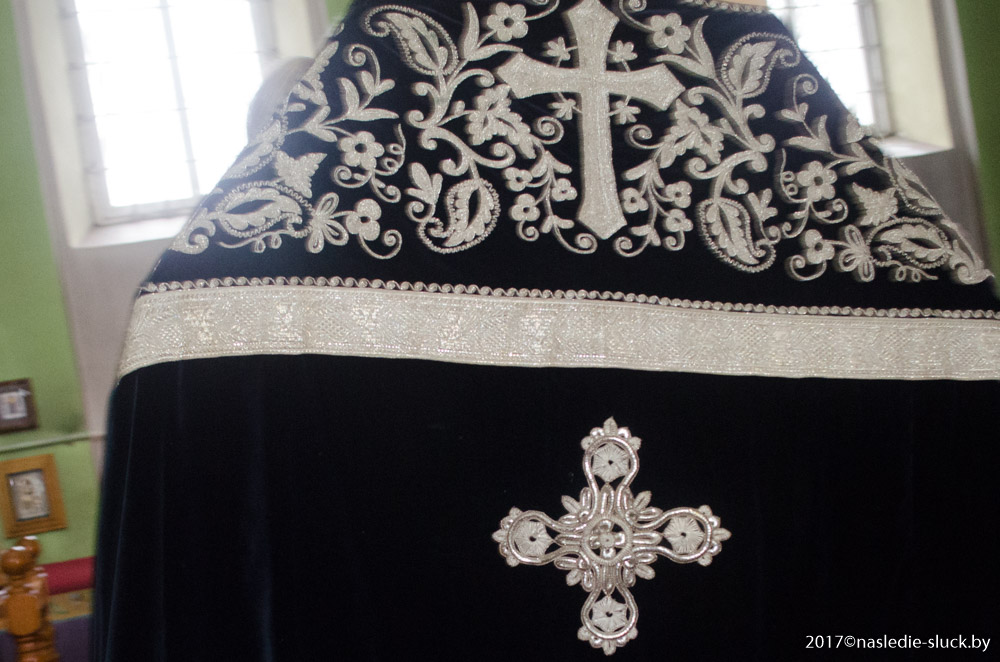 Древняя фелонь или риза – верхнее богослужебное облачение православного священника без рукавов. Ему более 100 лет, а выглядит, как новая.
