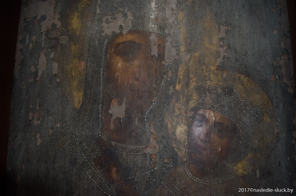 В храме находится одна из самых старинных и самых больших из известных икон Ченстоховской Божией Матери на территории Беларуси
