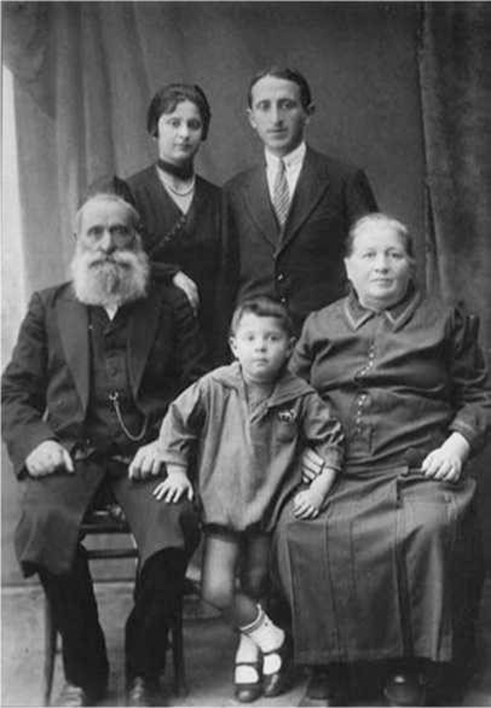Иосиф и Ниша Гольдберг с дочерью Леей, её мужем Соломоном Пласковичем и их сыном Абрамом Пласковичем. Фото, 1928 г.
