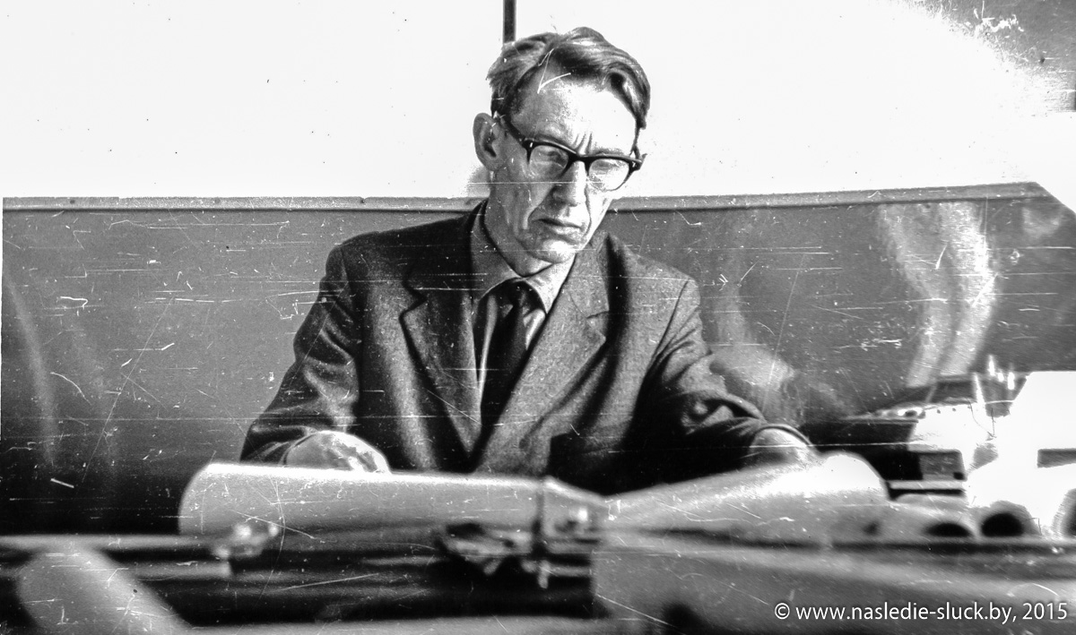 Под одной из фотографий, где Иван Фёдорович сидит за рабочим столом, подпись: «1976 г., д. Юрковичи. Старобинская г.р.п.».