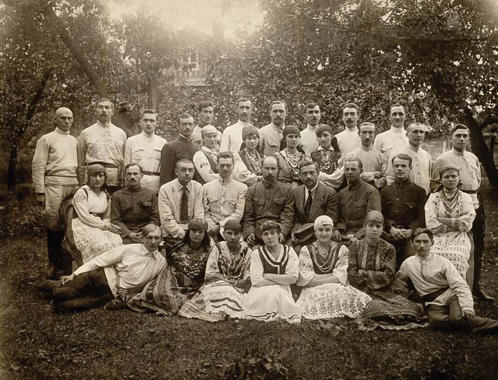 Якуб Колас (другі рад, у цэнтры) сярод удзельнікаў Слуцкага хору. 1922 год